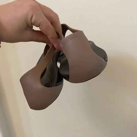 Women’s Size 8 Crocs Sexi Flip Brown Minimalist T-Strap Slingback Sandals - Picture 2 of 6